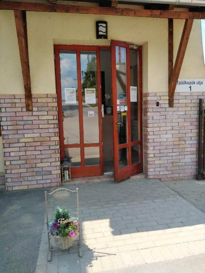 Tavi Panzio Es Etterem Bed and Breakfast Veresegyház Εξωτερικό φωτογραφία