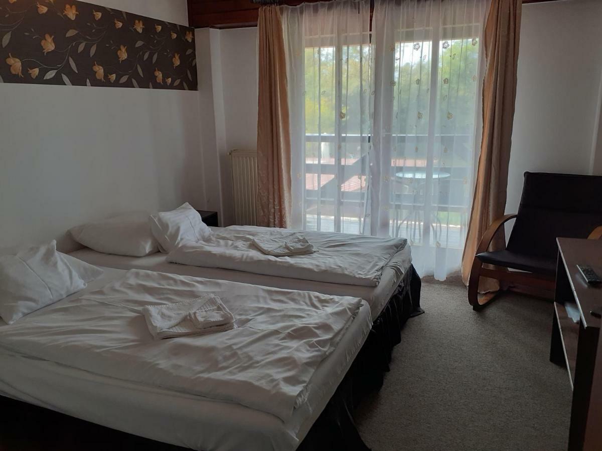 Tavi Panzio Es Etterem Bed and Breakfast Veresegyház Εξωτερικό φωτογραφία