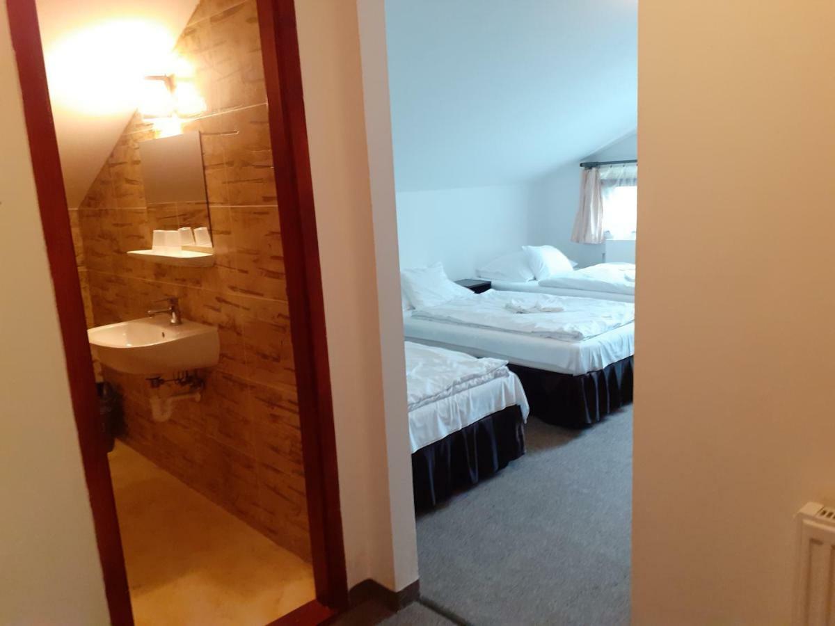 Tavi Panzio Es Etterem Bed and Breakfast Veresegyház Εξωτερικό φωτογραφία