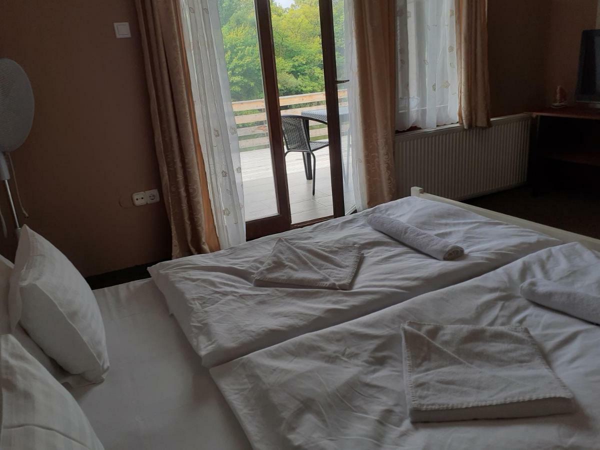 Tavi Panzio Es Etterem Bed and Breakfast Veresegyház Εξωτερικό φωτογραφία
