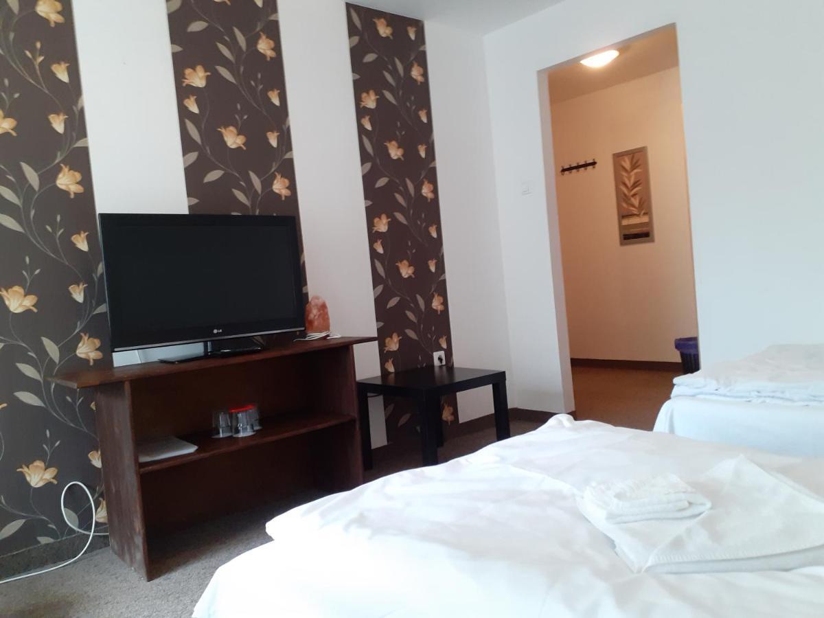 Tavi Panzio Es Etterem Bed and Breakfast Veresegyház Εξωτερικό φωτογραφία