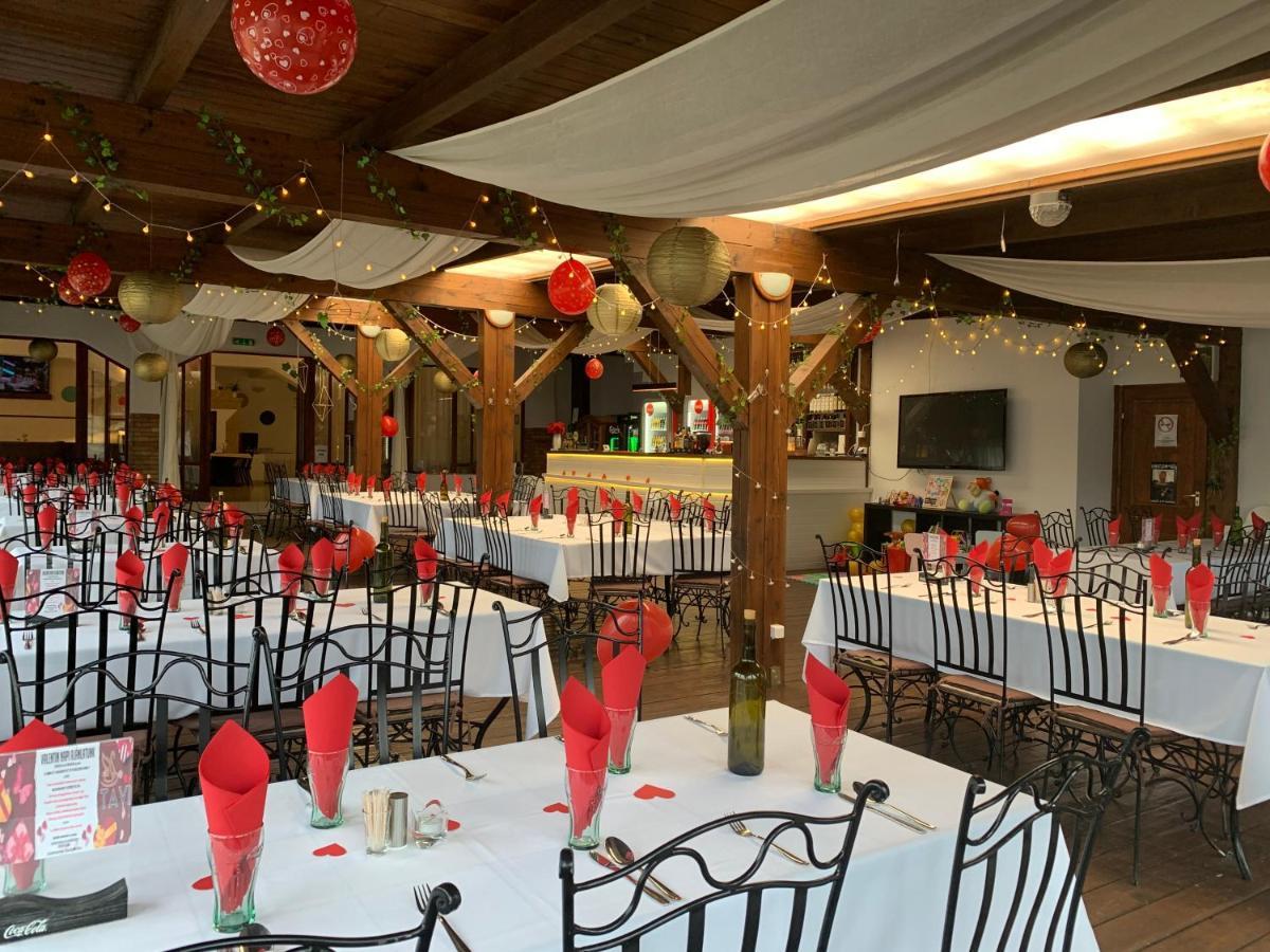 Tavi Panzio Es Etterem Bed and Breakfast Veresegyház Εξωτερικό φωτογραφία